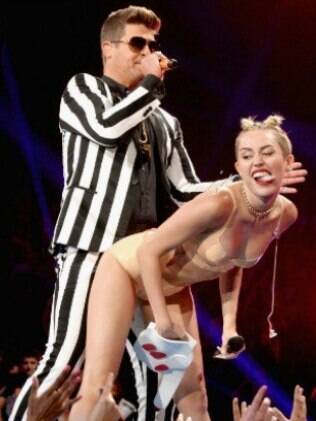 A cantora Miley Cyrus, ex-estrela da Disney, fez caras e bocas bastante ousadas durante apresentação no MTV Video Music Awards