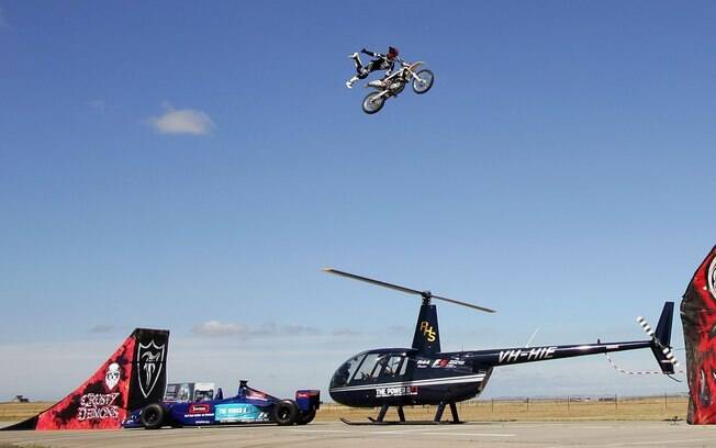 Robbie Marshall salta sobre um carro de F1 e um helicóptero e ainda faz graça no ar