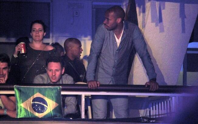 E Thierry Henry trocou olhares e sorrisos com ela