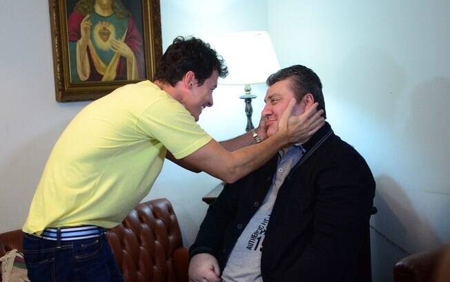 Rodrigo Faro visita Gerson Brenner e mostra rotina do ator, que ficou paraplégico 