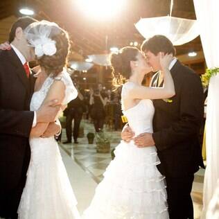 Irmãos gêmeos e melhores amigas fazem casamento duplo