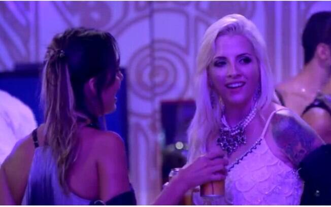 Clara conta para Letícia que já saiu com mulheres