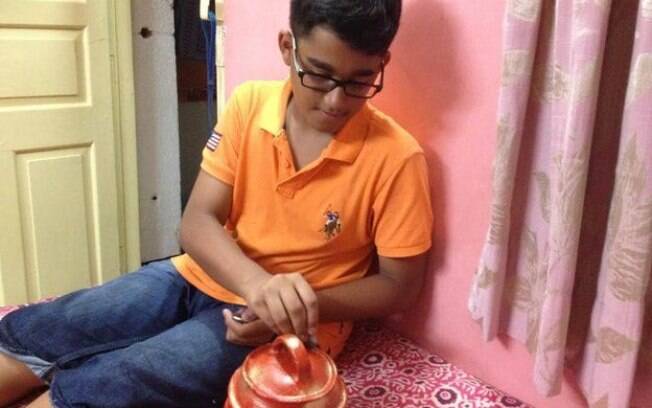Akash Mukherjee, de 12 anos, diz que decidiu doar o dinheiro quando viu na TV dano causado por terremoto