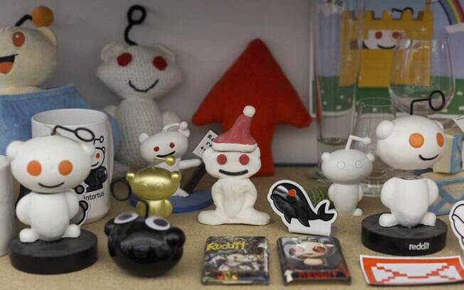 Bonecos do mascote do Reddit decoram escritório da empresa