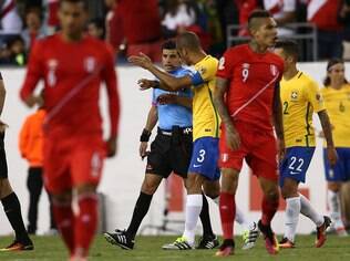 Árbitro valida gol irregular do Peru