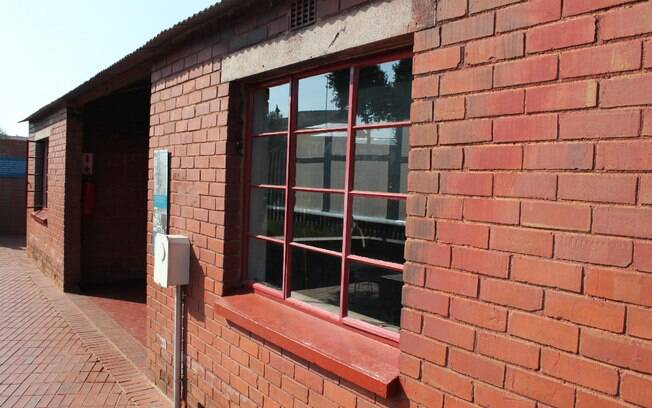 Casa onde Mandela criou seus filhos tem apenas três cômodos; ele morou lá com sua primeira mulher, Evelyn, e a segunda, Winnie Casa onde Mandela criou seus filhos tem apenas três cômodos; ele morou lá com sua primeira mulher, Evelyn, e a segunda, Winnie