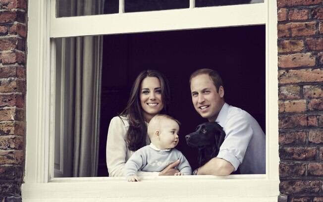 Príncipe William e Kate Middleton posaram ao lado do filho George, em foto oficial do herdeiro do trono britânico 
