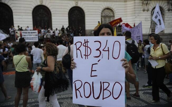 Movimentos sociais fazem passeata em protesto contra o aumento do preço das passagens de ônibus (09/01/2015)