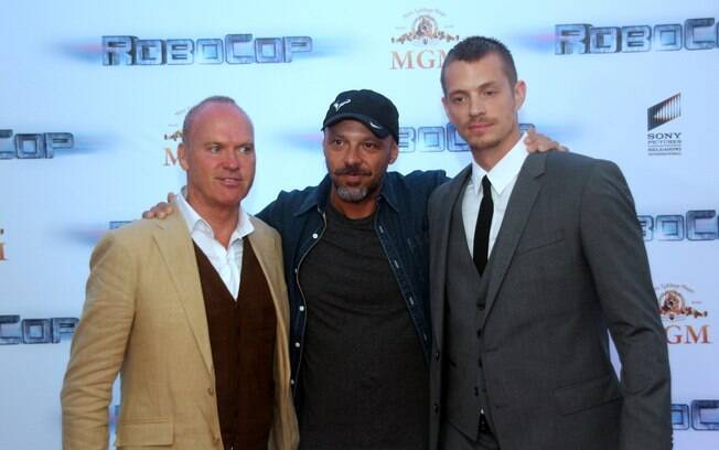 O diretor do filme, José Padilha, entre os atores Michael Keaton e Joel Kinnaman