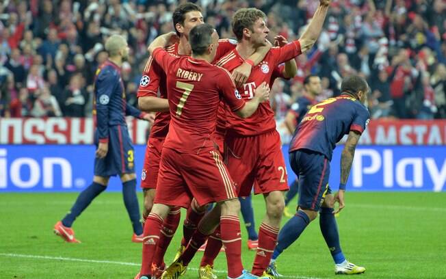 Jogadores do Bayern de Munique comemoram com Thomas Mueller o gol que abriu o placar contra o Barcelona