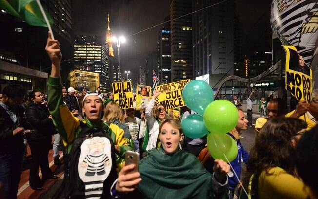 Manifestantes comemoram na Avenida Paulista, em São Paulo, o afastamento definitivo da presidente Dilma Rousseff