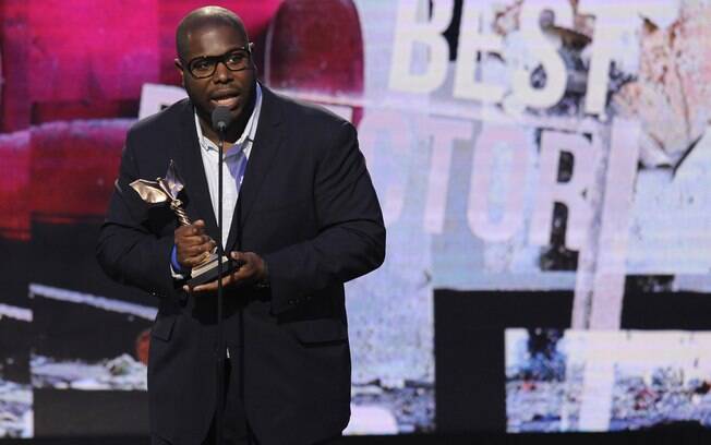 Steve McQueen recebe o prêmio de melhor diretor por '12 Anos de Escravidão'