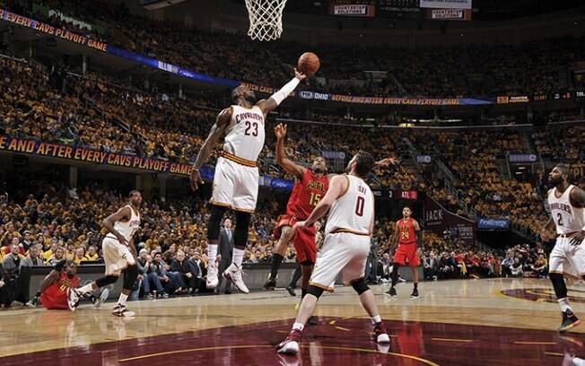 Cleveland Cavaliers abriu semifinal contra o Atlanta Hawks com vitória; destaque mais uma vez para LeBron James, com 25 pontos Cleveland Cavaliers abriu semifinal contra o Atlanta Hawks com vitória; destaque mais uma vez para LeBron James, com 25 pontos