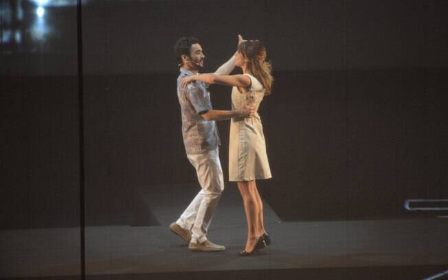 Caio Blat e Maria Ribeiro dançam no palco