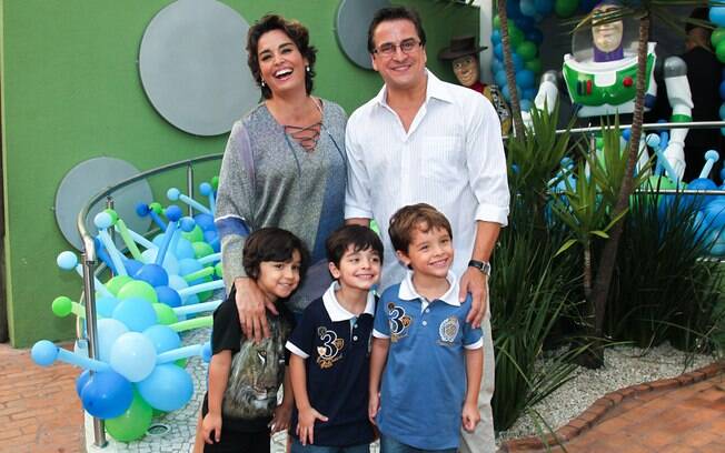 Suzy Rêgo e o marido levaram os filhos gêmeos, Marco e Mássimo, e um amiguinho dos dois