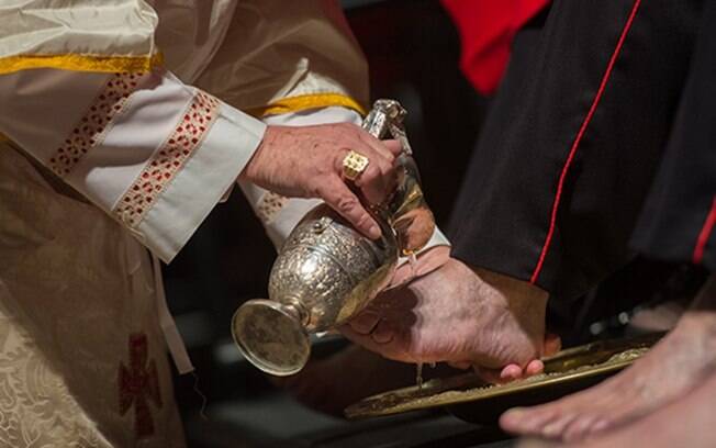 Missa de lava-pés realizada em catedral católica londrina no dia 18 de abril do ano passado