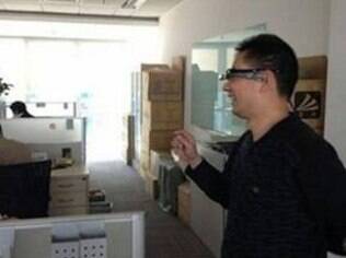 Imagem mostra funcionário do Baidu testando óculos dentro da empresa