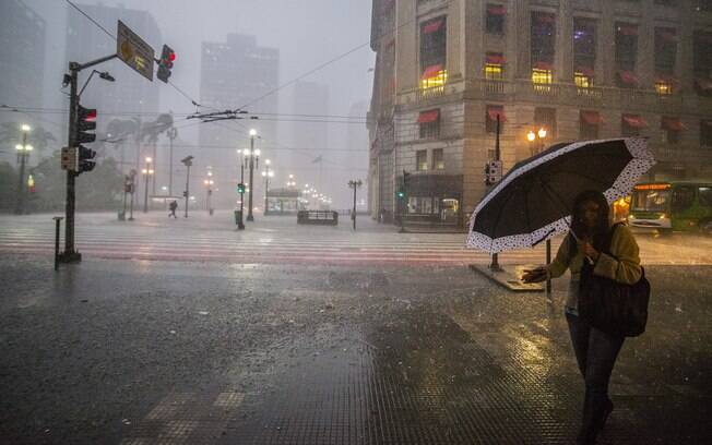 Região central de São Paulo foi uma das mais afetadas pela chuva que atingiu a cidade nesta tarde