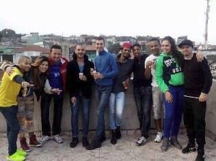 Grupo de amigos que estava com o casal no Extra