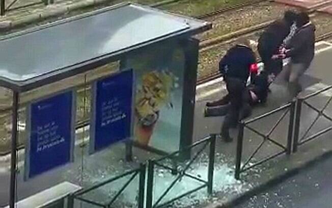 Agentes rendem suspeito baleado em estação de trem na cidade de Bruxelas, nesta sexta-feira