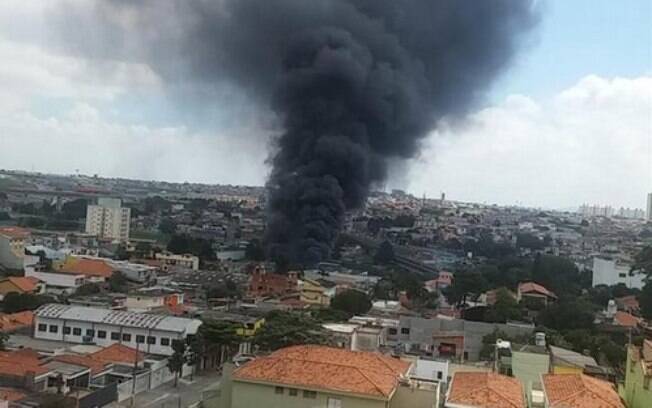 Fogo atinge galpão na zona leste de São Paulo, em Itaquera