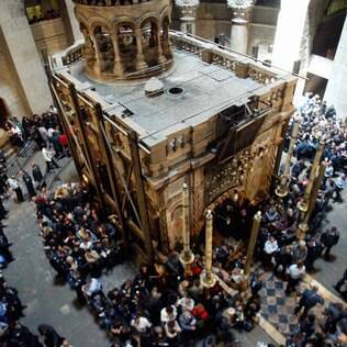 Fieis e turistas visitam a basílica do Santo Sepulcro