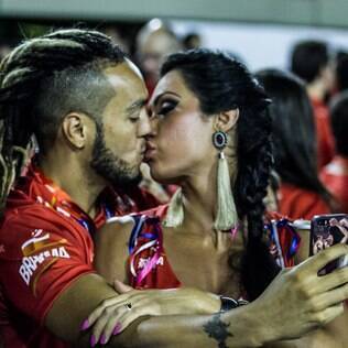 Belo e Gracyanne Barbosa curtem juntos camarote na Sapucaí, no Rio de Janeiro