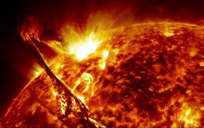 O sol solta labaredas e partículas que circulam por todo o sistema solar