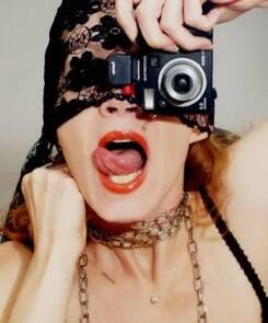 Fotógrafa alemã faz selfies picantes e revela outra face do erotismo