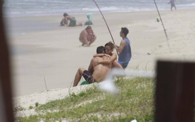 Fernanda de Freitas ganha carícias do namorado em praia no Rio