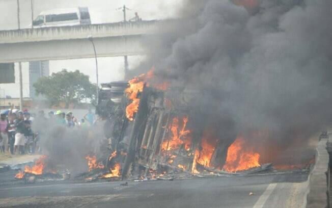 Carreta tomba e pega fogo em rodovia na Bahia