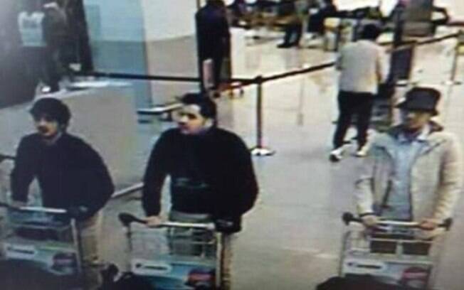 Polícia procura Ibrahim El Bakraoui (ao meio na foto), um dos autores do atentado no aeroporto