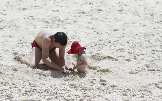 Mateus Solano se diverte com a filha em praia carioca