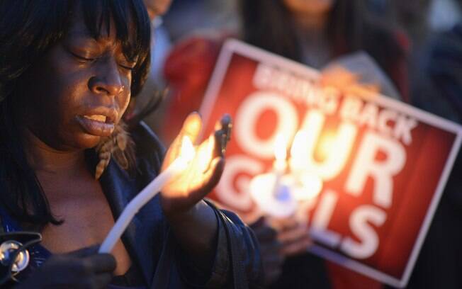 Ativistas participam da campanha 'Tragam nossas meninas de volta durante vigília realizada no Dia das Mães em Los Angeles, EUA (11/05). Foto: Reuters
