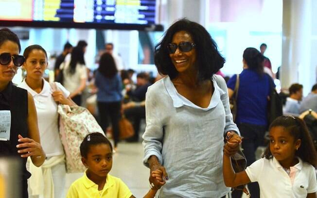 Zeca Camargo cochila e Glória Maria circula com as filhas em aeroporto