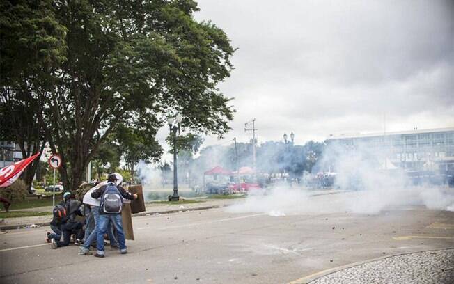 Polícia usou bombas de gás, balas de borracha e jatos de água para dispersar manifestantes. Foto: SMSC/29.04.15