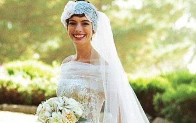 Anne Hathaway, de cabelos curtos, escolheu um acessório, ótima solução