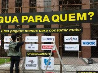 A ONG Greenpeace fez protesto contra o benefício dado pela Sabesp a grandes clientes