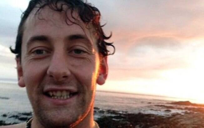 Darren Bray morreu depois de tentar engolir cheeseburger de uma única vez em 'desafio'