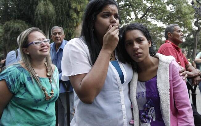 Apoiadoras de Chávez se abraçam ao receber as notícias de sua morte (05/03)