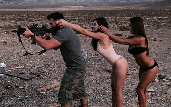 Dan não esconde qual é o seu hobby favorito para uma terça-feira à tarde: atirar com uma metralhadora acompanhado de modelos de biquíni. Foto: Reprodução/Instagram