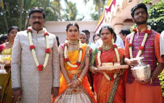 Janardhana Reddy (esq.) com a filha e outros membros da família