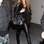 A nossa top model Gisele Bündchen também não abre mão de uma calça de couro. A dica de usar o modelito com bota de cano baixo deixa o look moderno . Foto: Getty Images