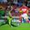 Volante Rômulo chuta para vencer o goleiro do Barcelona e marcar para o Spartak. Foto: AFP