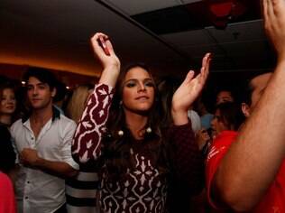 Bruna Marquezine se diverte na pista
