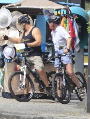 Russell Crowe pedala acompanhado de segurança, no Rio de Janeiro
