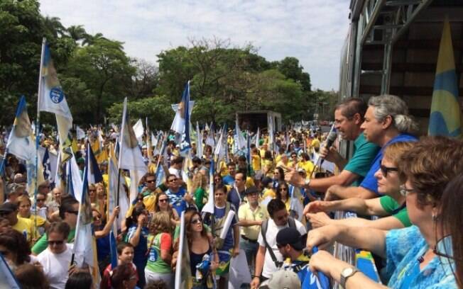 Militantes tucanos percorrem da praça da Liberdade a praça da Savassi em ato de apoio