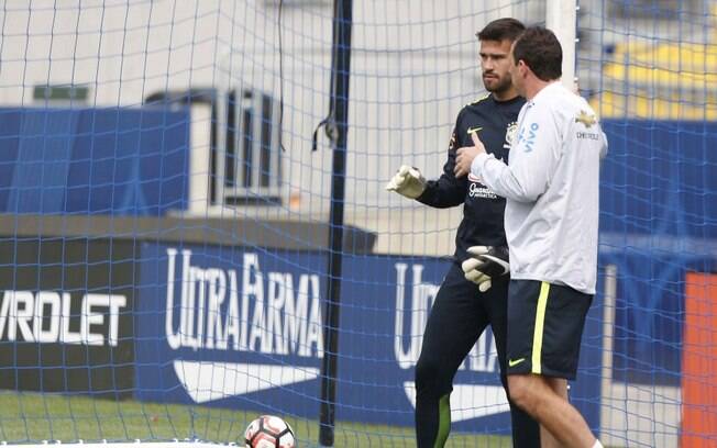 Alisson conversa com Rogério Ceni durante treino nos EUA
