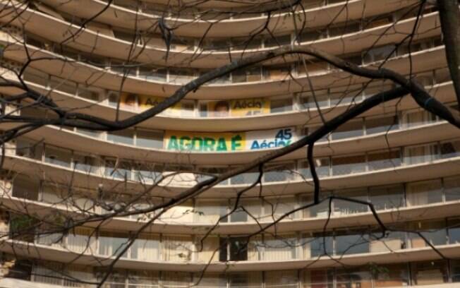Edifício Niemeyer, em Belo Horizonte, ostenta propaganda irregular do candidato Aécio Neves