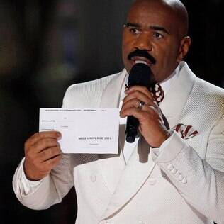 Steve Harvey corrigiu ao vivo o erro que cometeu ao coroar a candidata errada como Miss Universo 2015